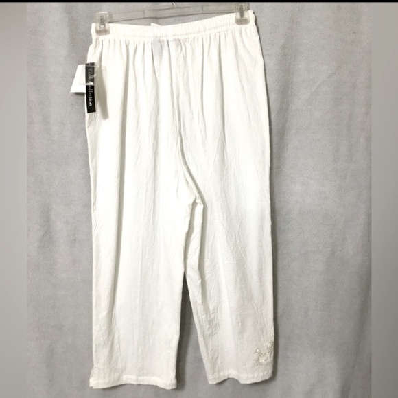 NWT~Club Z Collection White Capri Pants with Applique - Size Medium - Picture 6 of 8